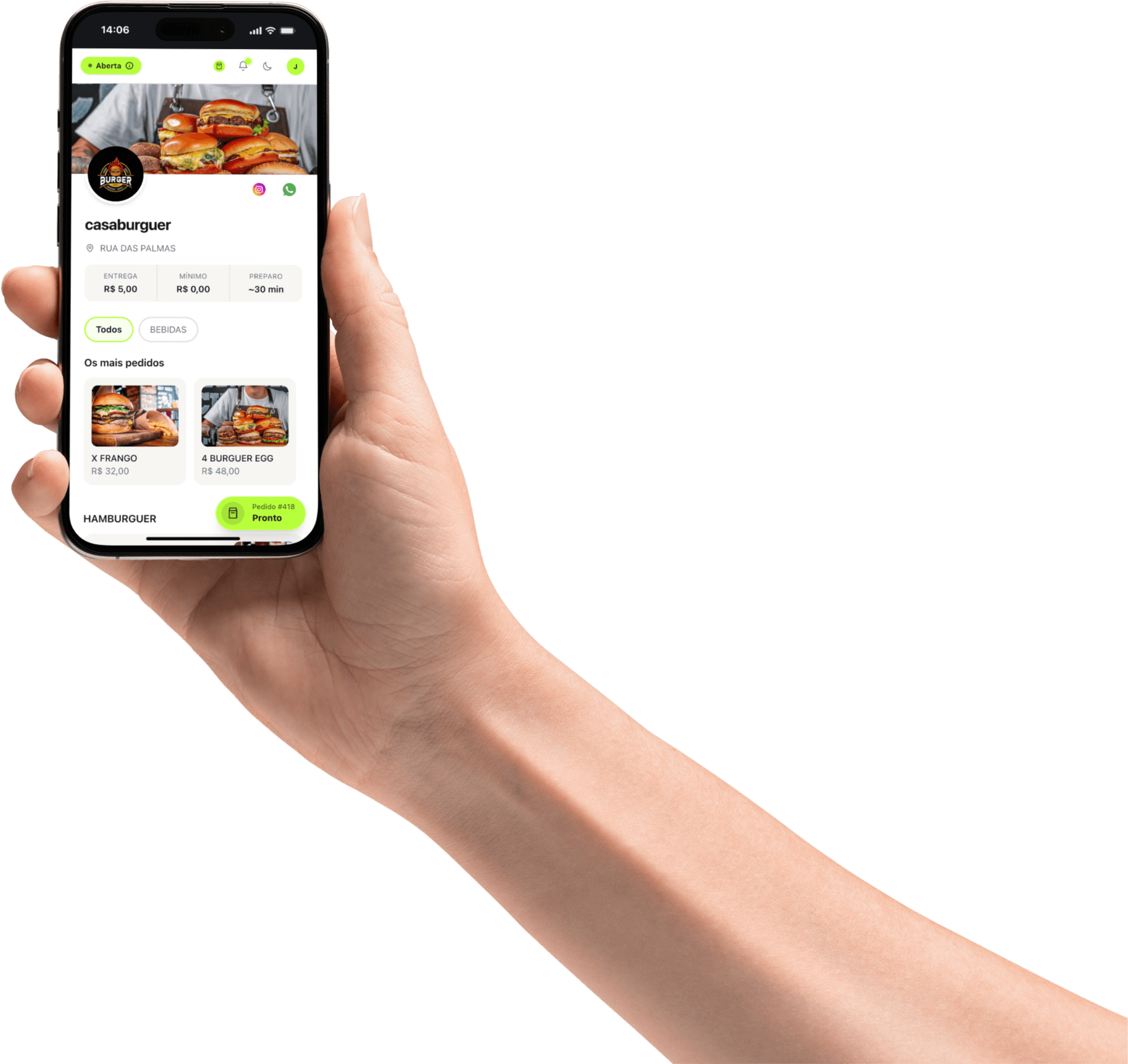Mão segurando um celular com o app da loja aberto no cardápio