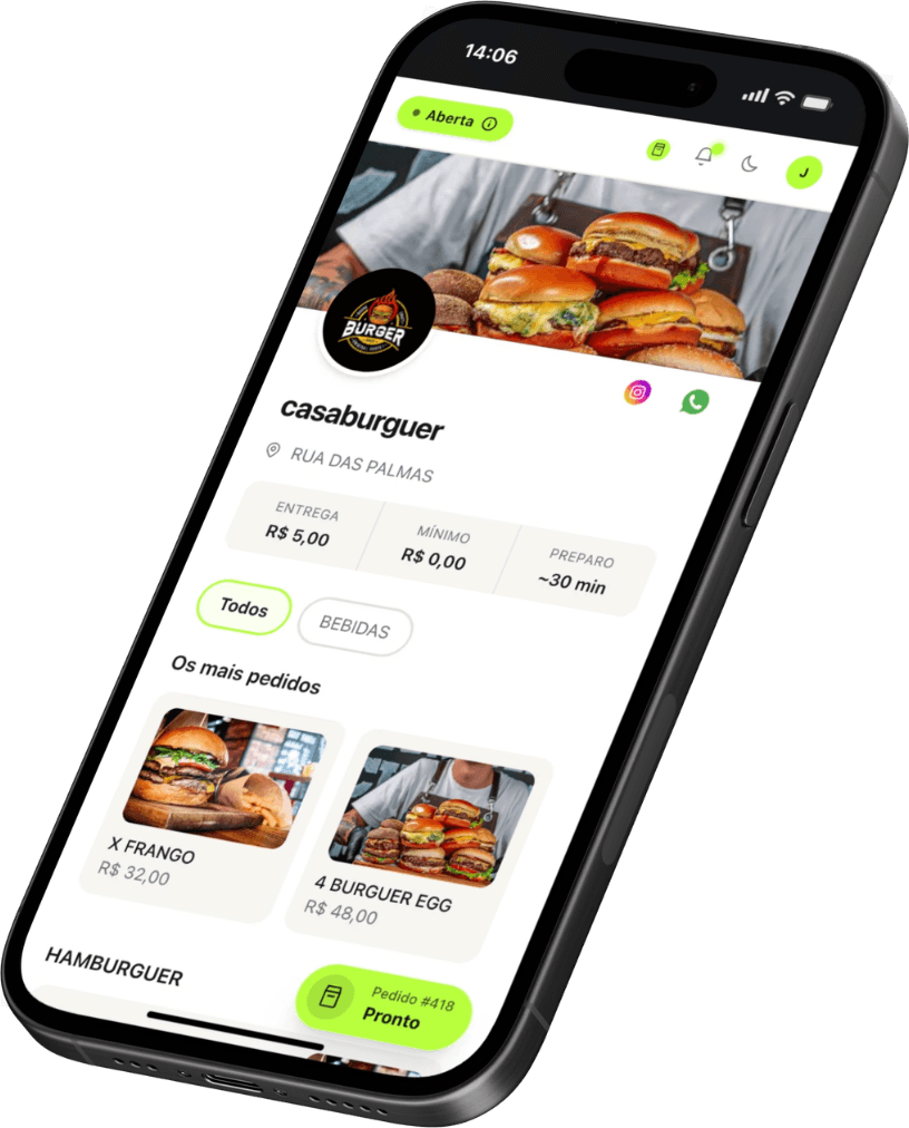 Mão segurando o celular com o app do cliente aberto no cardápio da loja