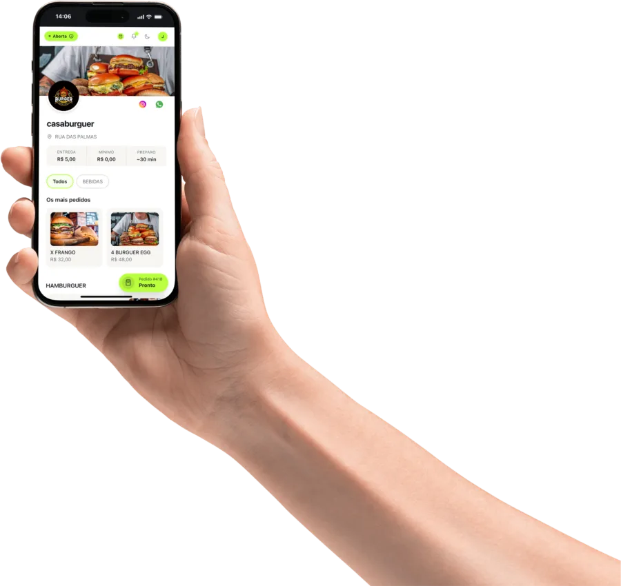 Mão segurando um celular com o app da loja aberto no cardápio