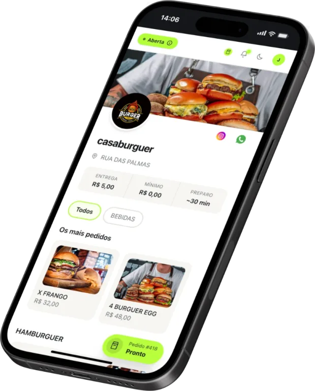 Mão segurando o celular com o app do cliente aberto no cardápio da loja